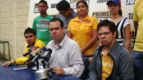 Carlos Parra Carlos Parra, uno de los jovenes detenidos por cacerolear y el diputado a la AN y coordinador de Primero Justicia, Eduardo Marín | ELEONORA DELGADO