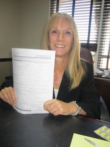 Abogado de Inmigración Stephanie Green, mostrando la planilla I-589