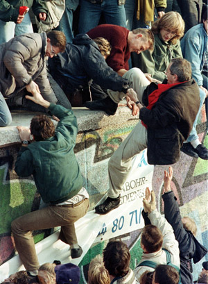 FILE PHOTO OF BERLIN WALL FOR TENTH ANNIVERSARY OF BERLIN WALL FALL Venezuela Awareness