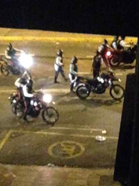 Motorizados que rodearon a los estudiantes en vigilia