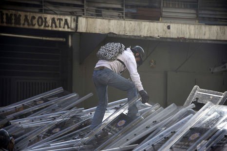 Venezuela-manifestante-Caracas-Foto-AFP_ECMIMA20140213_0076_44