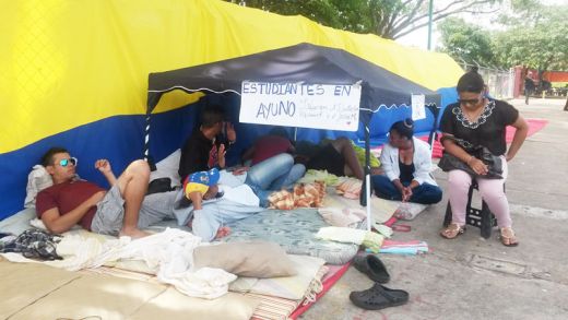 estudiantes en la calle Guayana Venezuela Awareness