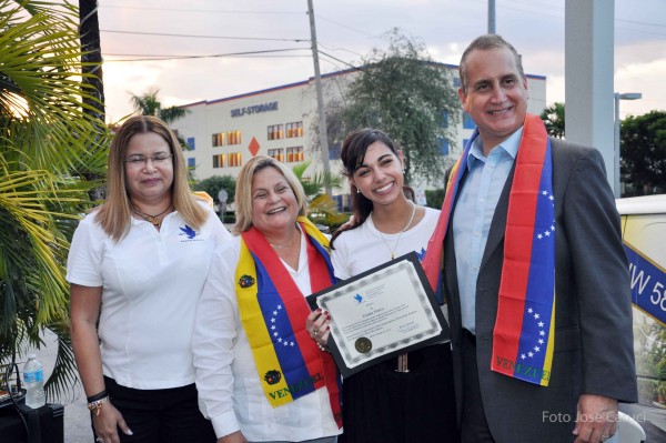 Claudia Viloria, voluntaria de Venezuela Awareness, recibiendo su reconocimiento. A su lado, los congresistas Ros-Lehtinen y Diaz-Balart.