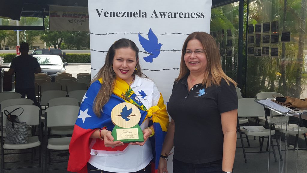 Reconocimiento a la voluntaria de Venezuela Awareness, Yubisay Camero (Foto VAF)