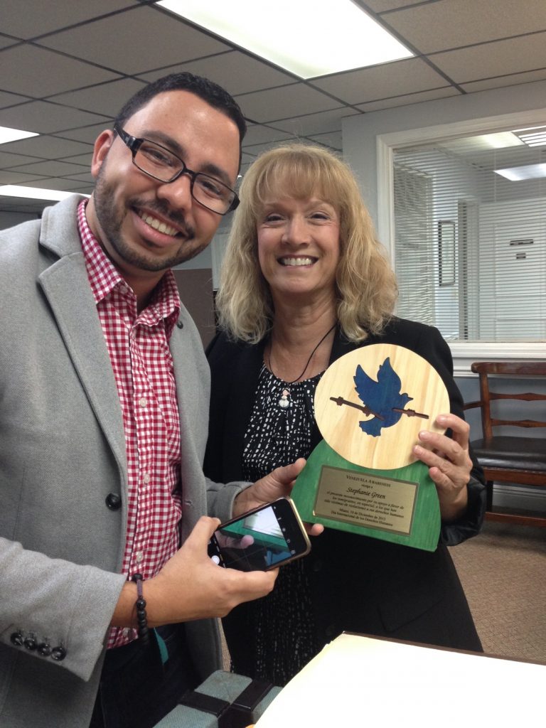 Reconocimiento a la abogado de Inmigracion Stephanie Green por su apoyo a los inmigrantes, entregado por Orian Brito (Foto VAF)