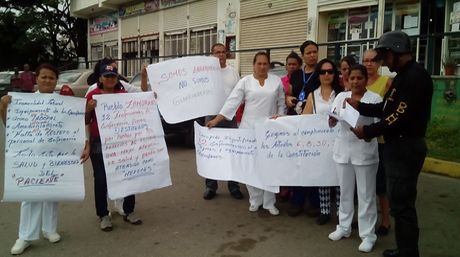 Las afectadas protestaron ayer a las afueras del centro asistencial