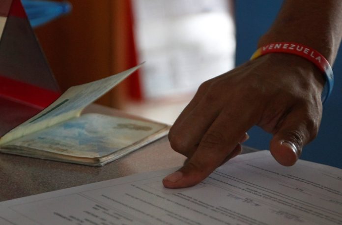 2017-02-06T222444Z_1067537054_RC1C33164D00_RTRMADP_3_PERU-VENEZUELA