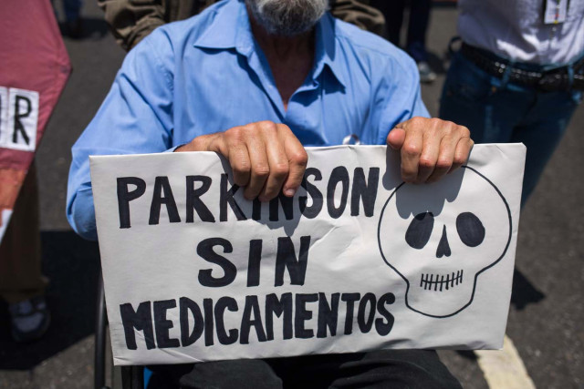 Pacientes con parkinson protestan en Caracas por la crisis del sistema sanitarios y de medicinas