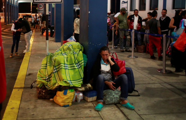 Migrantes venezolanos esperan en el Centro Binacional de Servicios Fronterizos del Perú