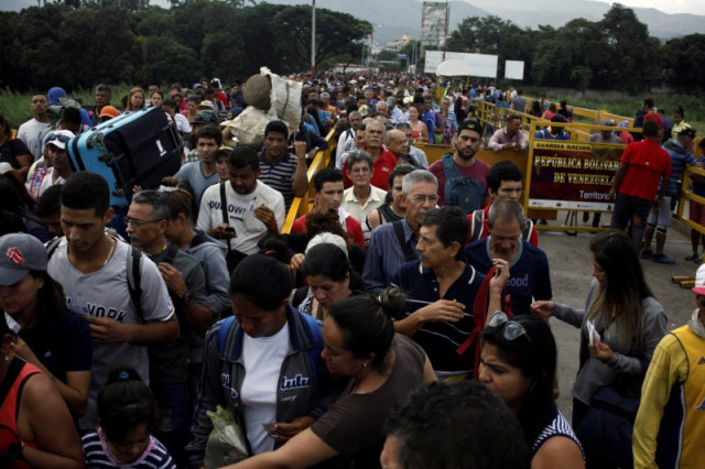 Personas cruzando rumbo a Colombia en el puente Simón Bolívar, fronterizo con Venezuela
