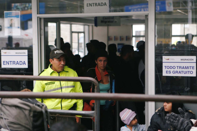 A police officer stands in front of the entrance of the International Border Services Center at the International Bridge Rumichaca