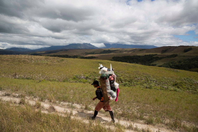 Foto de archivo. Un pemón camina hacia el monte Roraima, cerca de la frontera entre Venezuela y Brasil