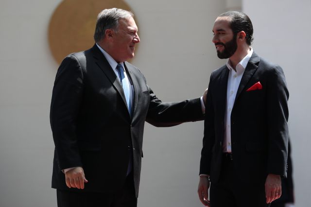 Pompeo llega a El Salvador para revisar acciones contra migración irregular