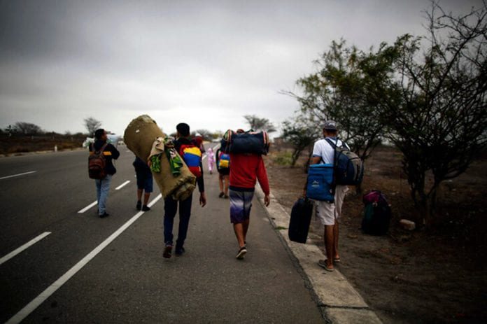 migrantes-venezolanos-AFP-JUAN-VITA-edit-696x463