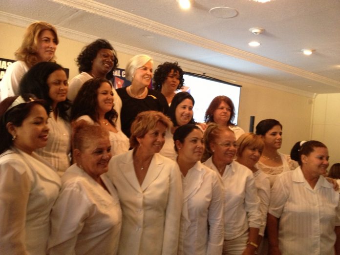 Berta Soler con las Damas de Blanco en el exilio.