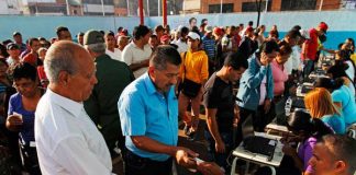 Capriles: "Cuando se suman todas estas incidencias, ¿no creen que es democrático que como candidato solicite un recuento de votos?" (Reuters / )