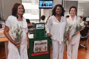 Cantillo, Soler y Pollán posan para las cámaras con sus simbólicos gladiolos durante el encuentro con el personal de DLA. (FOTOS A. MATA)