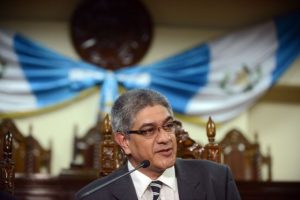Martín Guzmán, portavoz del Constitucional, anuncia la anulación de la sentencia. / JOHAN ORDOÑEZ (AFP)