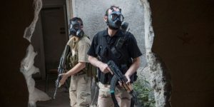 Combatientes de la brigada Tahrir, de la oposición siria, en el frente de Jobar, cerca de Damasco, con máscaras antigás. / LAURENT VAN DER STOCKT