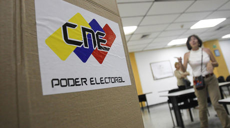 Los miembros de mesa instalaron este viernes 39.018 equipos de votación | Geraldo Caso / AFP