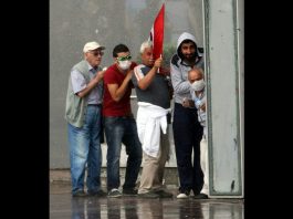 Un grupo de manifestantes se refugia de un cañón de agua durante los enfrentamientos con la policía antidisturbios en Ankara.