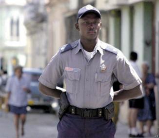 Un policía vigila una de las calles de La Habana. (ARCHIVO)