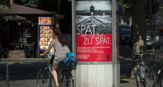 Un cartel de la campaña 'Tarde, pero no demasiado' este martes en Berlín. / J. EISELE (AFP)