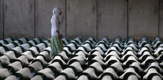 Una mujer bosnia camina entre los féretros de las 409 víctimas identificadas de la matanza musulmana en Srebrenica en el centro memorial de Potocari. DADO RUVIC (REUTERS)