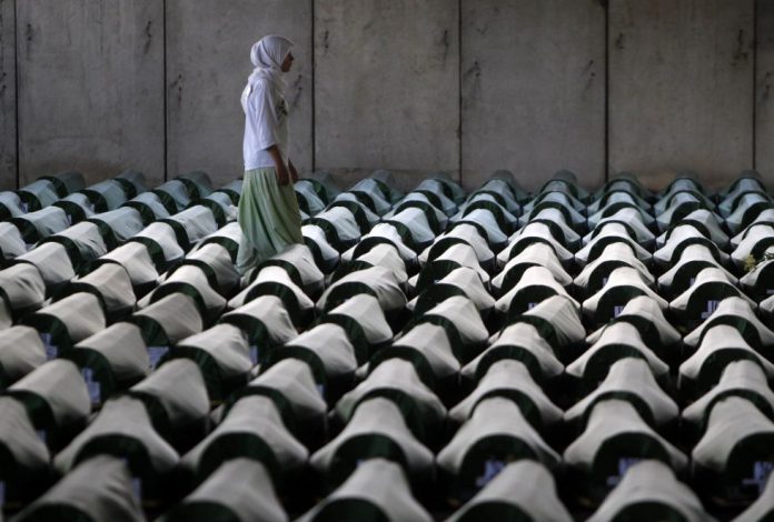 Una mujer bosnia camina entre los féretros de las 409 víctimas identificadas de la matanza musulmana en Srebrenica en el centro memorial de Potocari. DADO RUVIC (REUTERS)