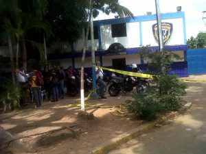 Familiares en la morgue de Valencia piden que se haga justicia. (Foto Dispositivo Móvil)