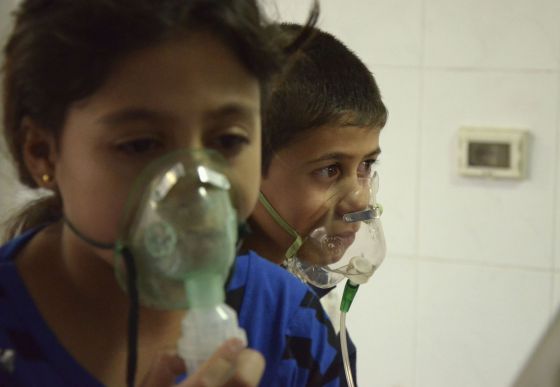 Niños afectados por un ataque químico, según los rebeldes sirios, en el barrio de Saqba el pasado 21 de agosto. / REUTERS