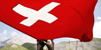 Una bandera suiza en Engstligenalp, cerca de Adelboden. / PETER KLAUNZER (EFE)