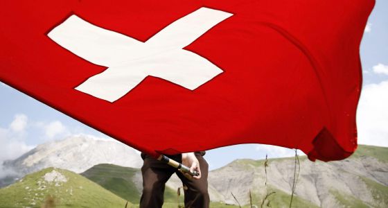 Una bandera suiza en Engstligenalp, cerca de Adelboden. / PETER KLAUNZER (EFE)