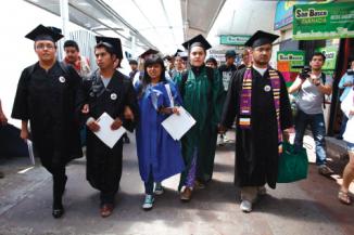 Indocumentados marchan tomados del brazo al puerto de entrada en la frontera México-EEUU, para solicitar ingreso por razones humanitarias en Nogales. (ARCHIVO)