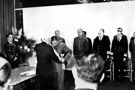 El presidente de la Corte Suprema pone la banda presidencial a Pinochet en 1973. | Afp
