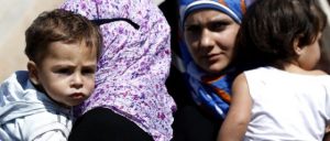 Una familia de sirios refugiados cruza la frontera con Turquía. / TOLGA BOZOGLU (EFE)