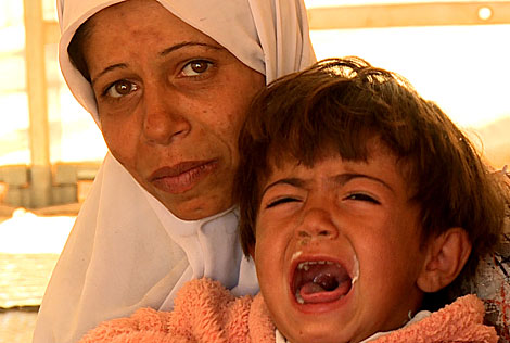 Una madre siria con su hijo, refugiados en territorio turco. | V. R.
