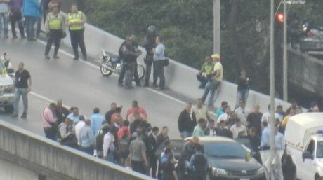 Situacion-autopista-Prados-Cortesia-Twitter_NACIMA20140307_0146_6 Venezuela Awareness