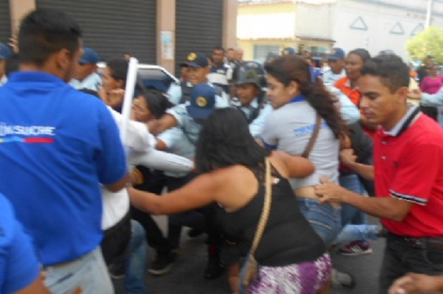 funcionarios agredieron periodistas1-e1448484309184