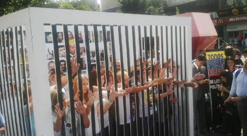jovenes protestan PLAZA-BRION