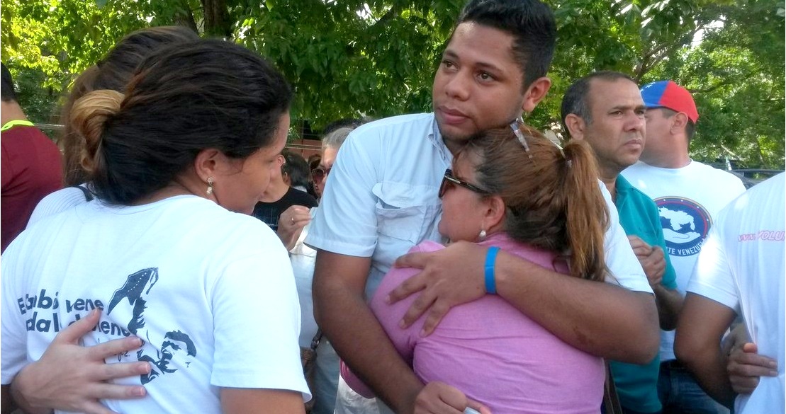 Familiares aguardaban a las afueras de tribunales por la audiencia de los jóvenes