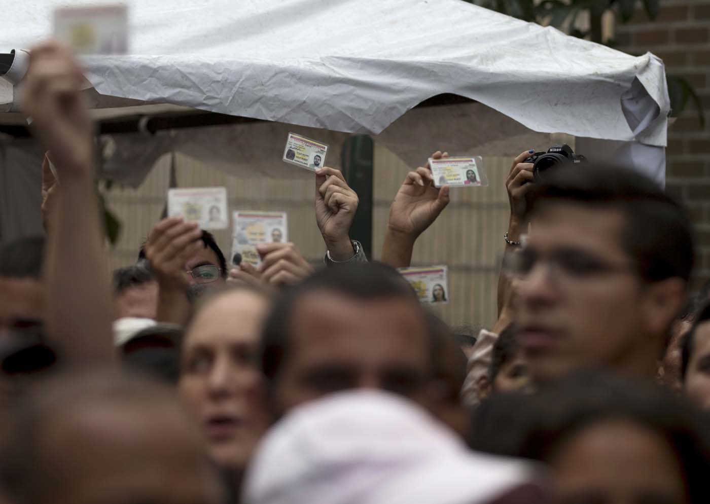 Esta foto de archivo del 24 de junio de 2016 muestra a opositores venezolanos que reclaman la validación de las firmas reunidas para un referendo revocatorio (AP Foto/Fernando Llano, Archivo)
