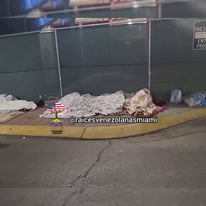 Venezolanos duermen en las calles de El Paso