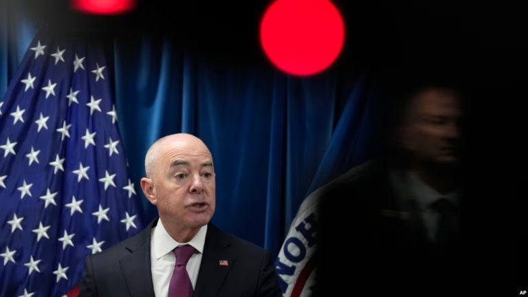 El secretario de Seguridad Nacional, Alejandro Mayorkas, habla durante una conferencia de prensa en Washington, el jueves 5 de enero de 2023, sobre las nuevas medidas de control fronterizo para limitar la migración irregular y aumentar la seguridad fronteriza.