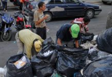 Venezolanos comiendo de la basura