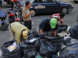 Venezolanos comiendo de la basura