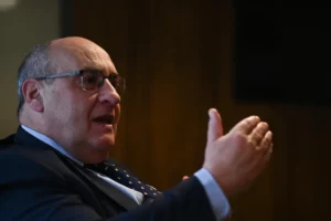 El director general de la Organización Internacional para las Migraciones (OIM), Antonio Vitorino, es visto durante una entrevista con EFE el 27 de enero de 2023, en Brasilia (Brasil). EFE/André Borges