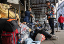 Inmigrantes venezolanos desalojados del hotel Watson acampan en la calle afuera del edificio como protesta el 30 de enero de 2023 en Nueva York (EE.UU.). EFE/Ángel Colmenares Fuente: The Epoch Times en español